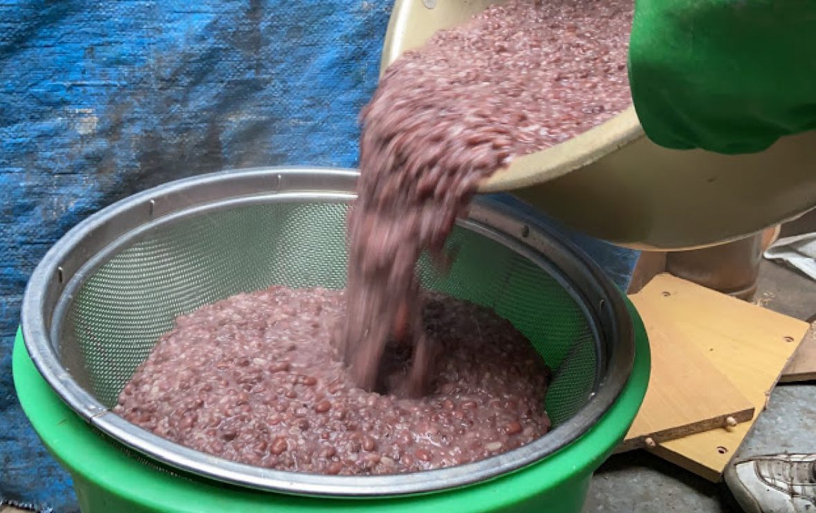 大きな樽と大きなザルが用意されているところへ、炊いた小豆の半分の量を流し込む