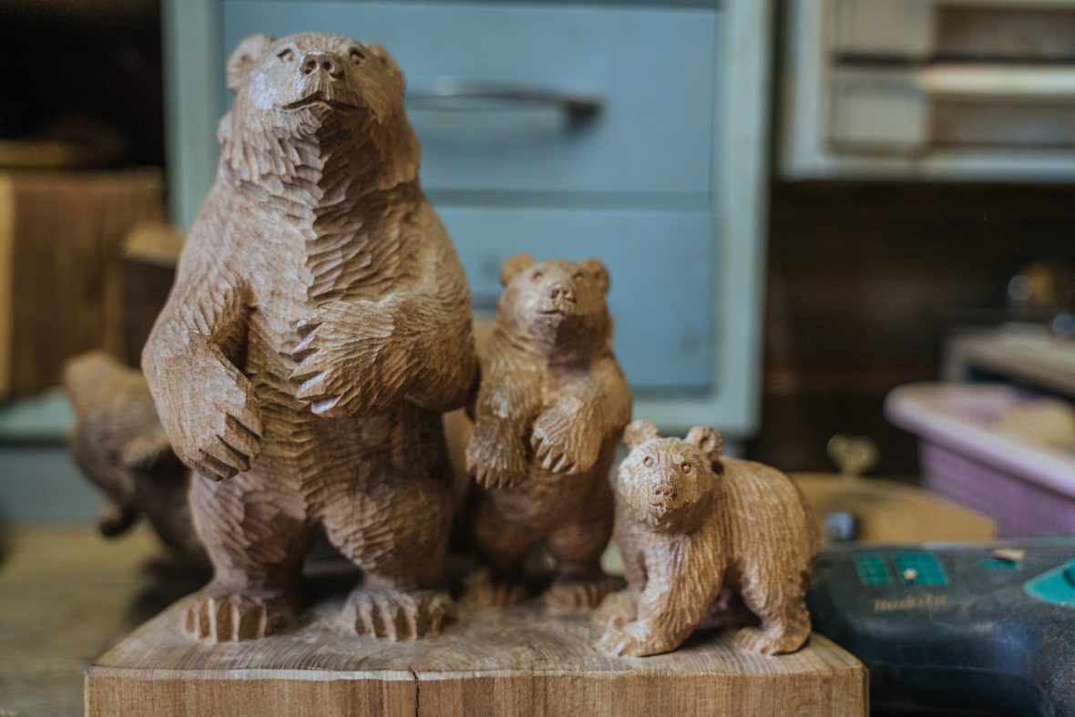 腹筋する木彫りの熊 好きで好きで彫り続けた伊藤さんの60年 - 上士幌 